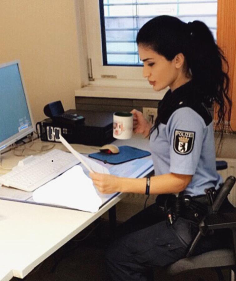 Общество: «В 15 лет я не знала немецкий, теперь я – комиссар полиции»