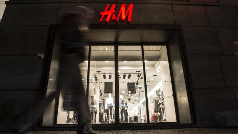 Общество: Новый скандал в H&M: компания снимает с продажи носки с надписью «Аллах»