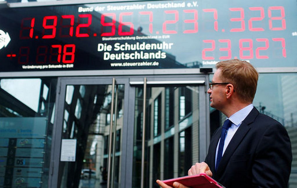 Деньги: Берлинские «долговые часы» пошли в обратном направлении впервые за 22 года