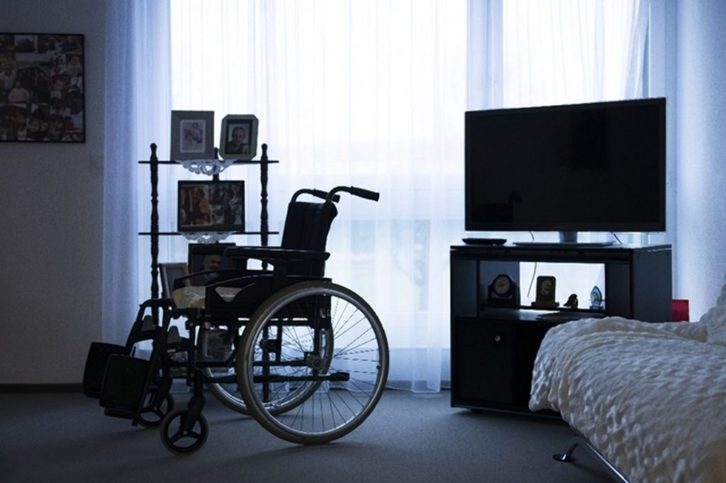 Происшествия: Персонал дома для инвалидов одевал пациентов в откровенные наряды и фотографировал их