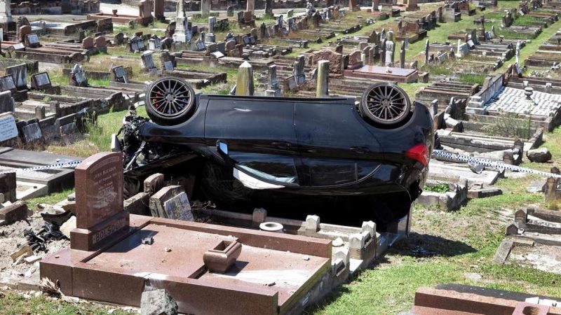 Отовсюду обо всем: Пьяный водитель разгромил историческое кладбище