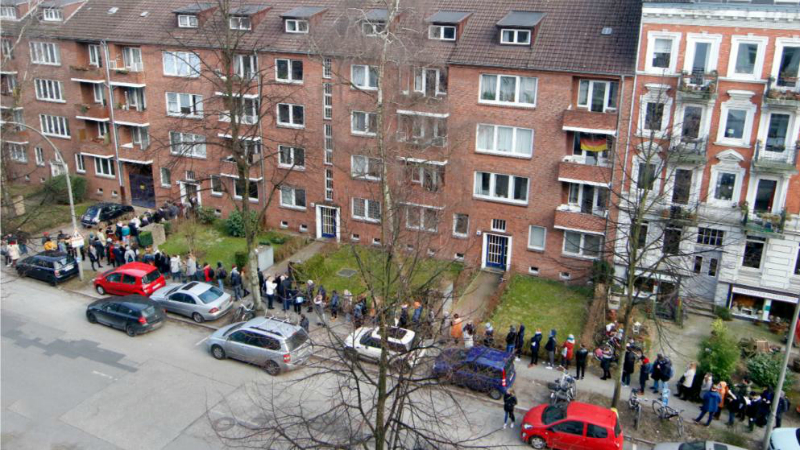 Деньги: Гамбург: отстоять 50-метровую очередь только чтобы осмотреть квартиру
