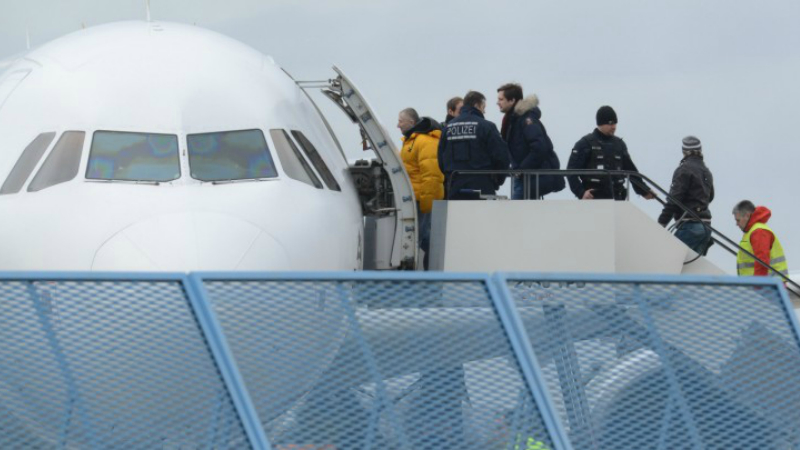 Общество: Все чаще депортационные авиарейсы отменяются в последнюю минуту