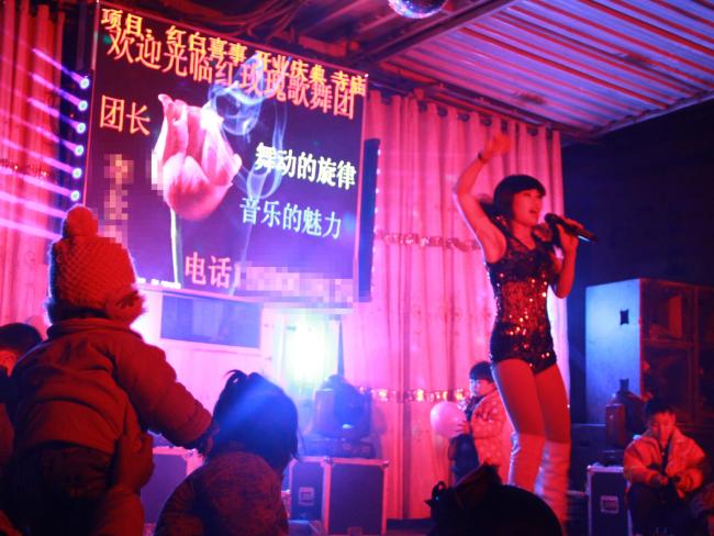 Отовсюду обо всем: В Китае пытаются запретить стриптиз на похоронах