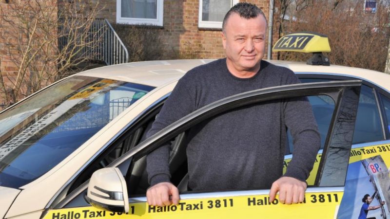 Общество: Таксист вернул пассажирам потерянные €114 800