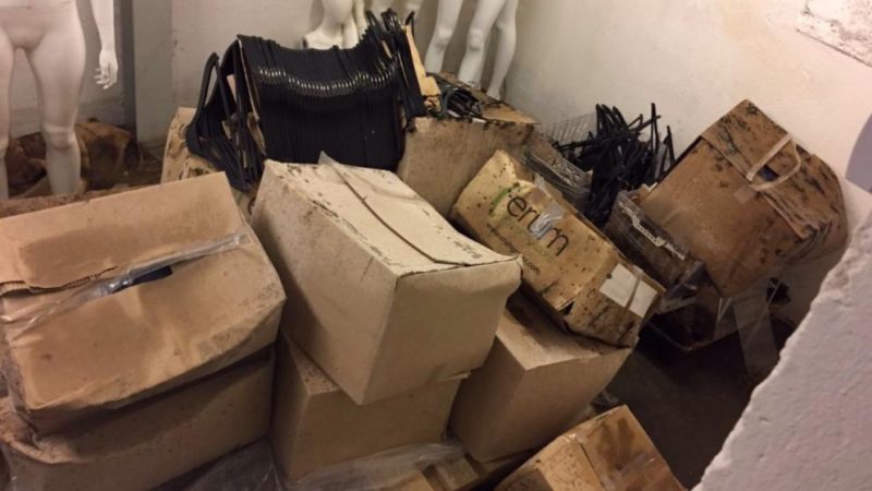 Общество: Плесень, пыль и мусор: антисанитария в магазинах одежды Zara