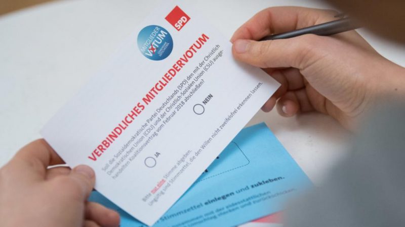 Политика: Судьбу нового правительства решит почтовое голосование