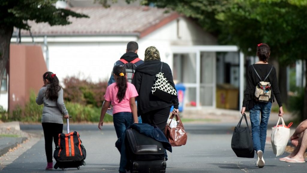 Общество: Беженцам разрешили привозить в Германию вторую жену