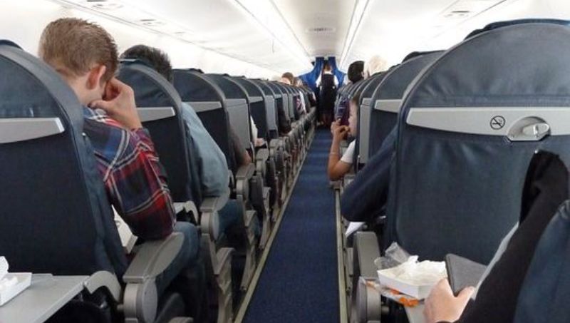Досуг: Можно ли открыть дверь самолета во время полета?