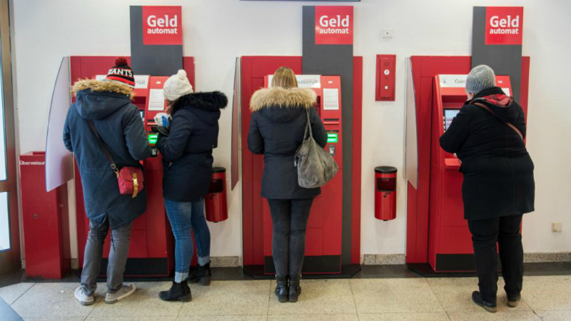 Деньги: Все больше немецких банков взимают комиссию за снятие денег в банкоматах