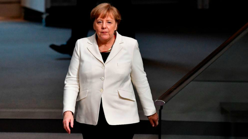Политика: Меркель о беженцах: по-прежнему оставаться не может