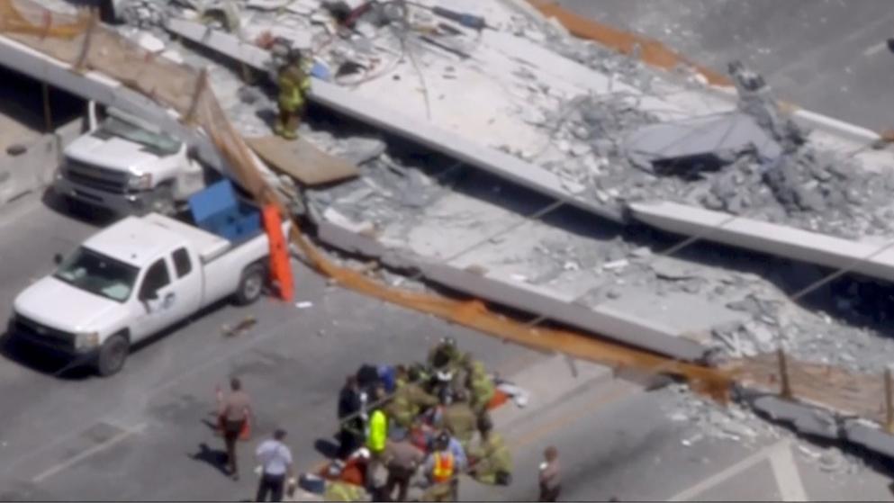Отовсюду обо всем: Пешеходный мост обрушился на стоящие внизу автомобили (+видео)