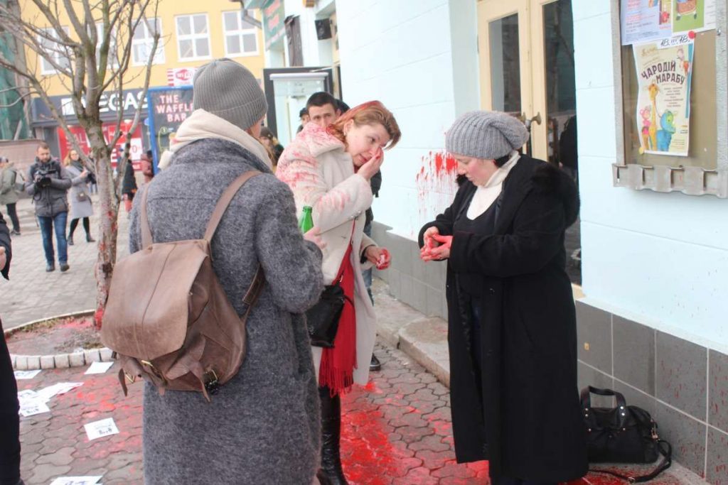 Отовсюду обо всем: Украинские марши за права женщин подверглись нападениям вандалов