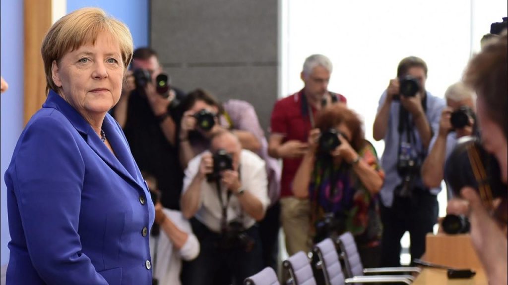 Политика: Зеехофер против Меркель: канцлеру советуют отделиться от ХСС