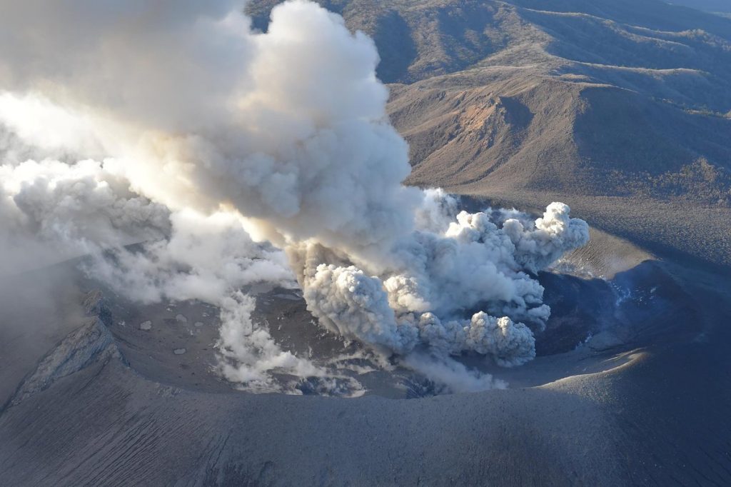 Отовсюду обо всем: В Японии произошло извержение вулкана из фильма о Джеймсе Бонде