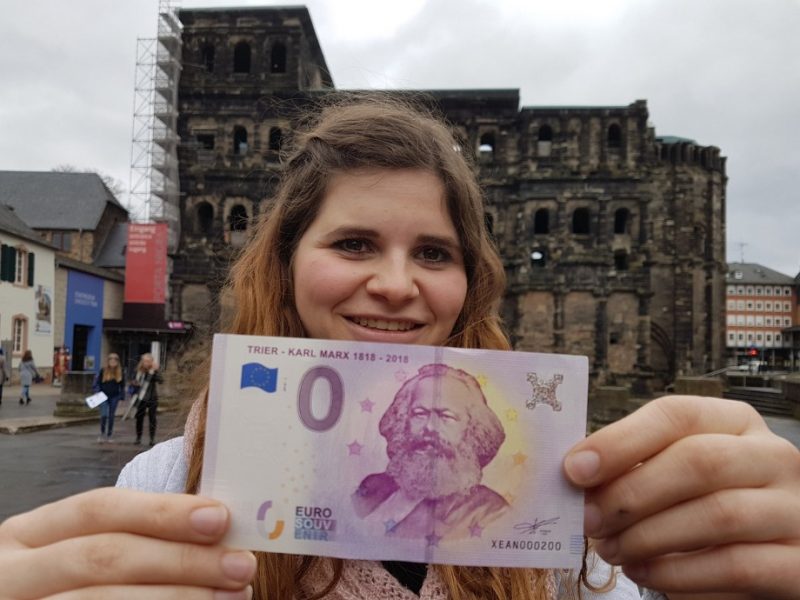 Деньги: В ЕС появилась новая купюра номиналом в 0 евро
