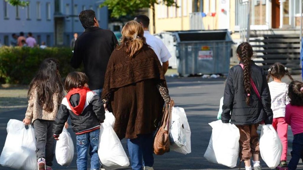 Политика: Программа премий за добровольное возвращение беженцев на родину потерпела крах