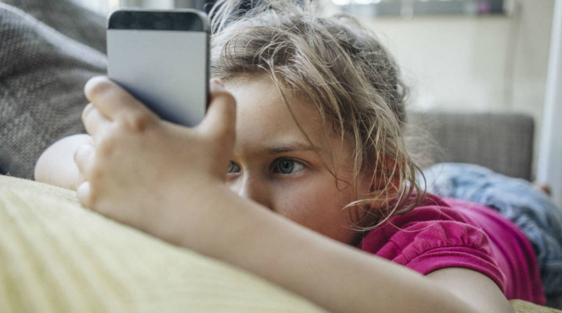 Общество: В каком возрасте ребенку стоит купить его первый смартфон?