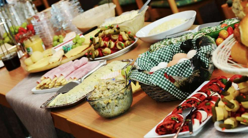 Общество: Можно ли брать с собой еду со шведского стола?