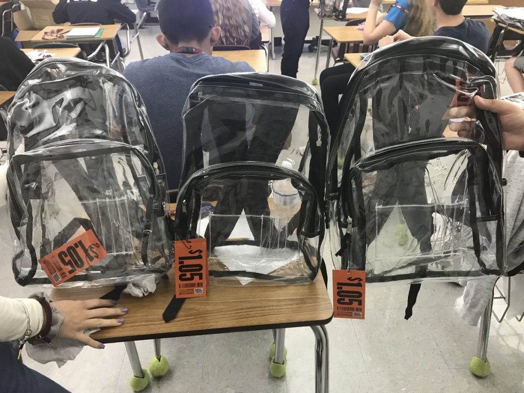 Общество: Американских школьников заставляют носить прозрачные рюкзаки
