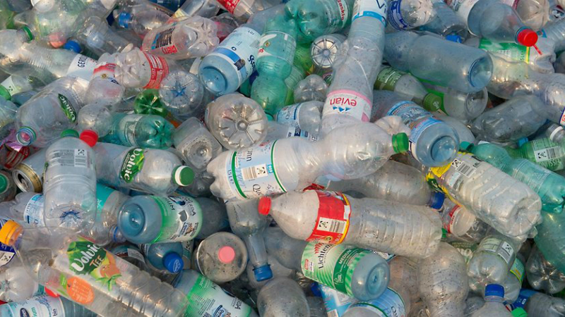 Происшествия: На пластиковых бутылках мошенник заработал €1,2 млн