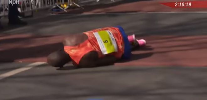 Общество: На марафоне в Ганновере спортсмен завершил дистанцию ползком (+видео)