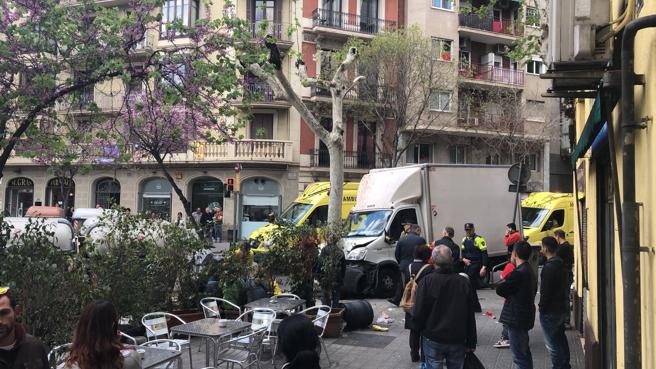 Отовсюду обо всем: В Барселоне грузовик въехал в группу людей
