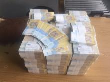 Деньги: Киевлянин отправил в Гонконг 24 килограмма украинских денег