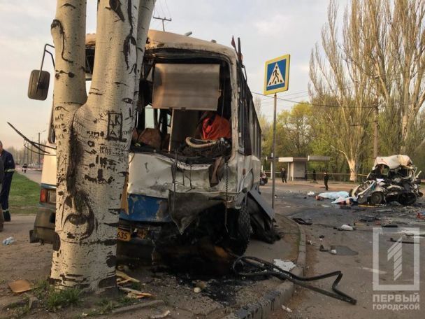Происшествия: Автобус снес полмаршрутки: восемь погибших (фото, видео) рис 3