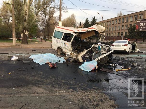 Происшествия: Автобус снес полмаршрутки: восемь погибших (фото, видео) рис 4