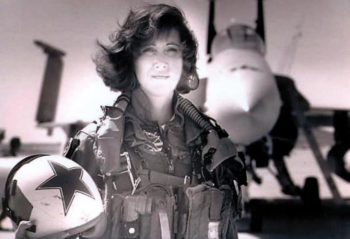 Отовсюду обо всем: Женщина-пилот, посадившая самолет после взрыва двигателя, стала американским героем