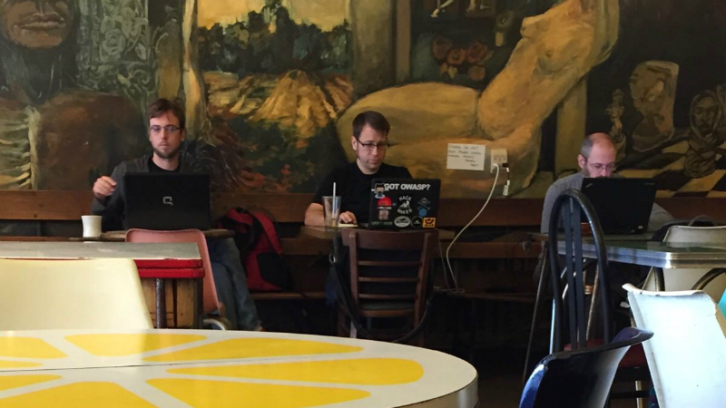 Общество: Сходство удивительно: случайное фото троих мужчин в кафе вызвало фурор в сети