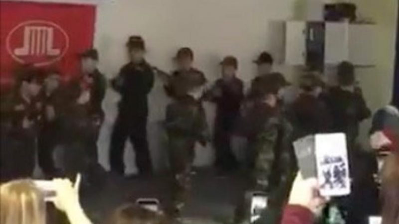 Общество: Шокирующие кадры: дети позируют с оружием в одной из мечетей Германии