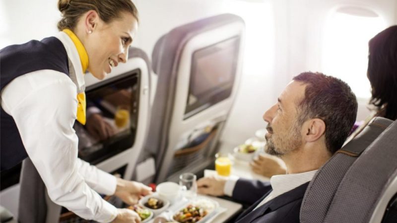 Отовсюду обо всем: Какие авиакомпании предлагают бесплатное питание на борту?