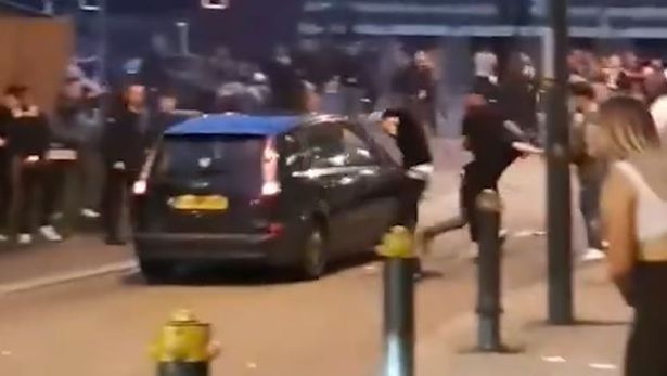Отовсюду обо всем: Британец на автомобиле давил людей на тротуаре (+видео)