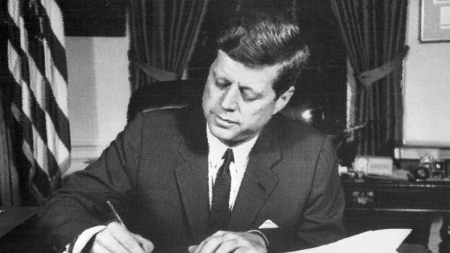 Отовсюду обо всем: США рассекретили огромную партию документов, связанных с убийством Кеннеди