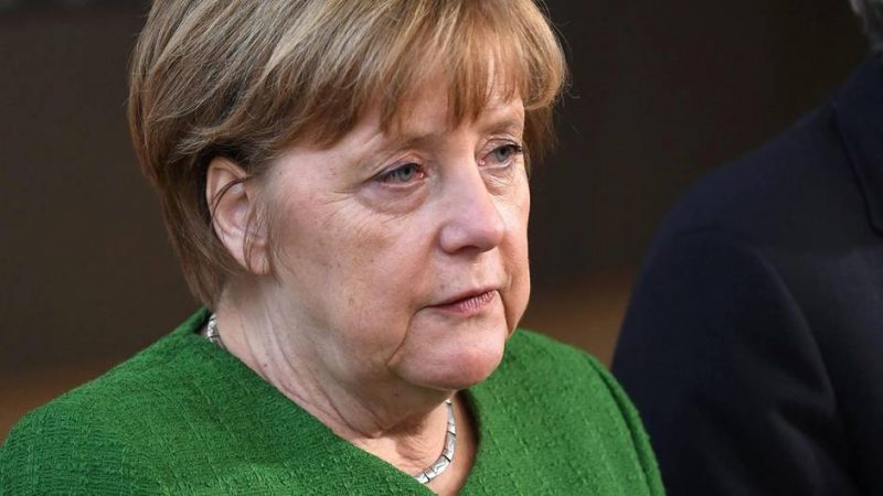 Политика: Канцлера снова не любят: Меркель стремительно теряет популярность