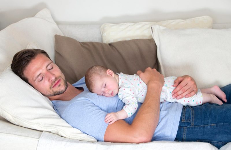 Здоровье: Спать на животе у родителей – опасно?