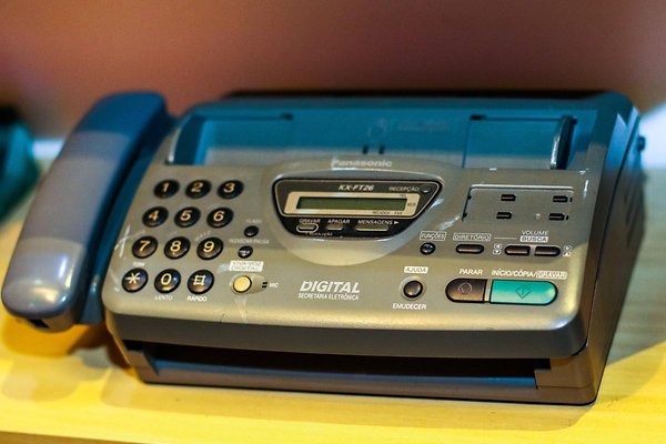 Технологии: Факс, аудиокассеты и другие вещи, которые существуют, но ими никто не пользуется