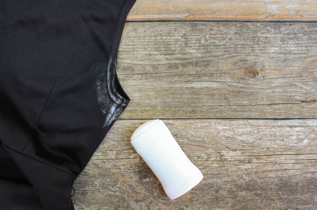 Домашние хитрости: 6 простых способов, как избавиться от пятен дезодоранта на одежде