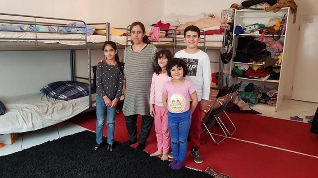 Общество: Кельн платит миллионы за тесные комнаты для беженцев