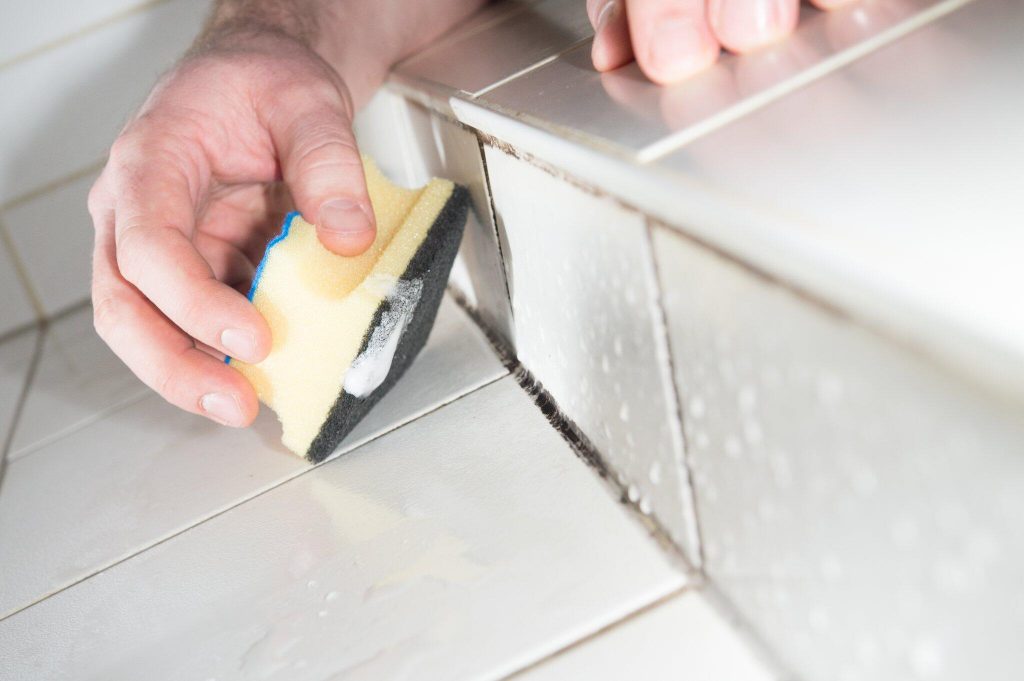 Домашние хитрости: Как избавиться от плесени в ванной комнате и на кухне