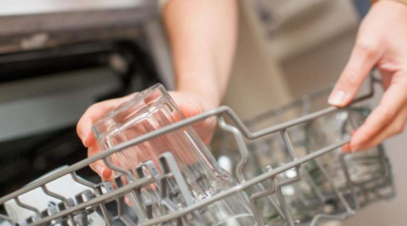 Домашние хитрости: Эту посуду никогда нельзя мыть в посудомоечной машине