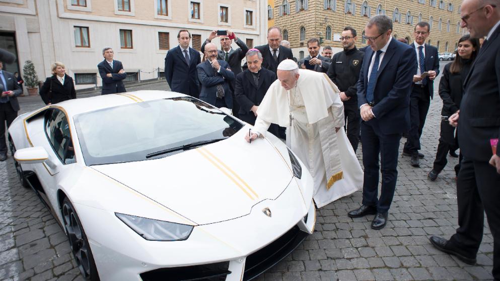 Отовсюду обо всем: Lamborghini папы Римского ушел с молотка за €715 тысяч