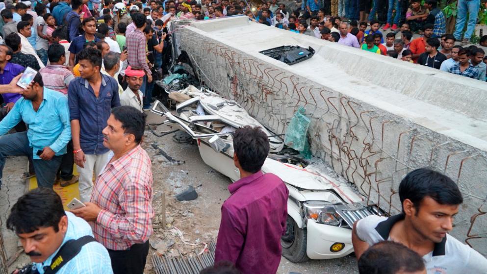 Отовсюду обо всем: В Индии рухнувший мост раздавил пешеходов и автомобили (+видео)