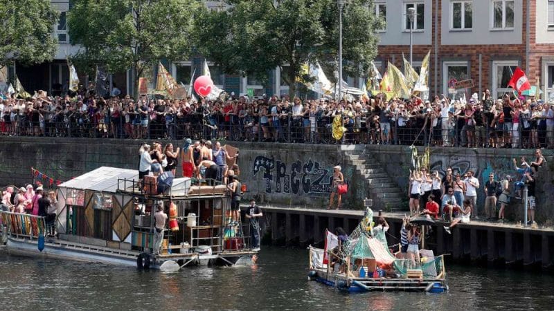 Общество: 25 тыс немцев вышли на акцию протеста против АдГ
