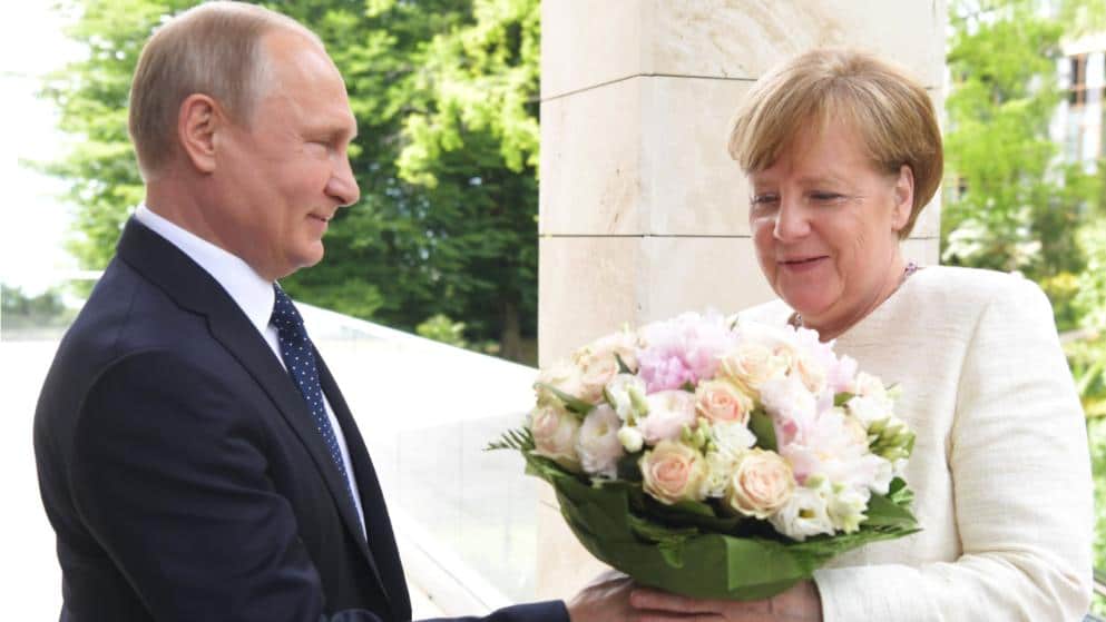 Политика: Путин своим букетом оскорбил Ангелу Меркель