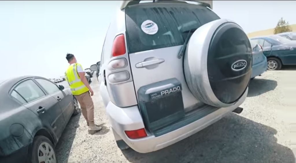 Отовсюду обо всем: Какие автомобили выбрасывают на свалку в Эмиратах (+видео)