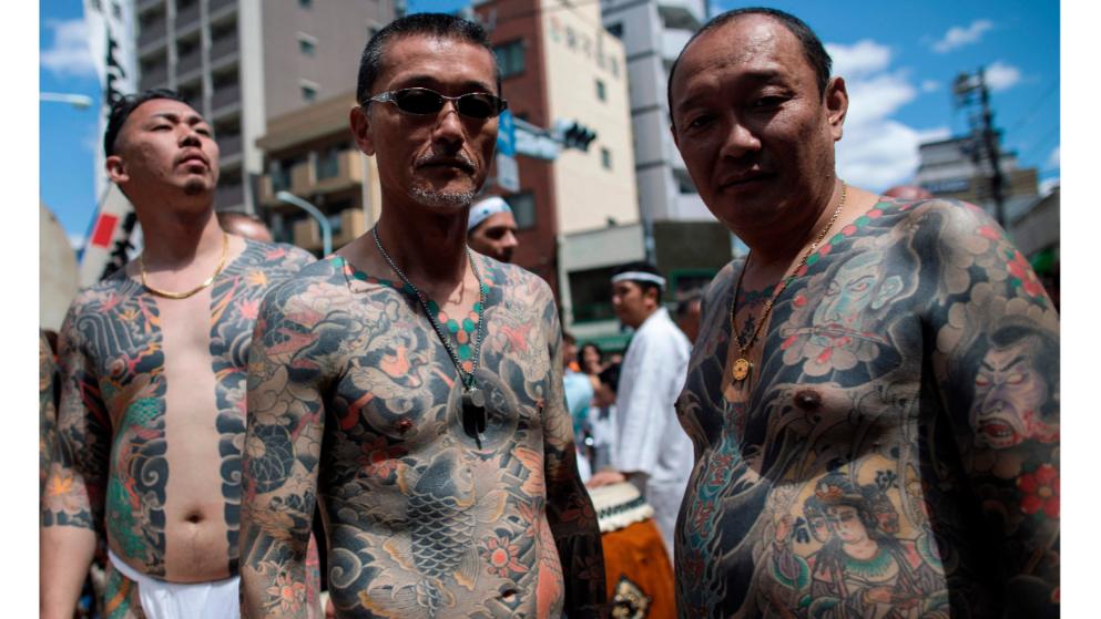 Отовсюду обо всем: Японские якудза разделись и показали свои татуировки (фото)