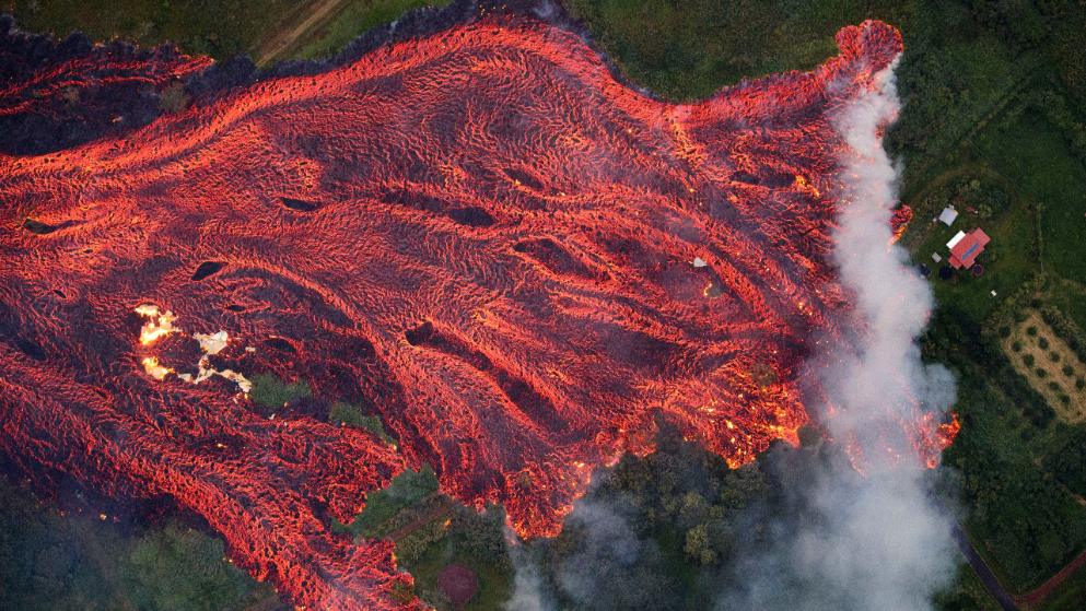 Отовсюду обо всем: Огненная лава на Гавайях распространяется со скоростью 274 метра в час (фото, видео)